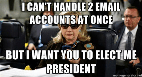 Meme Hillary Clinton dans un avion avec le texte : I can't handle two email accounts at once but I want you to elect me president
